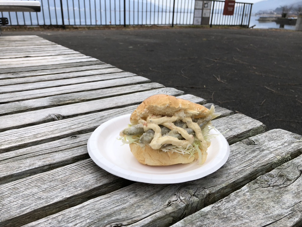 釣りたてワカサギ！その場で揚げてバーガー作りました！